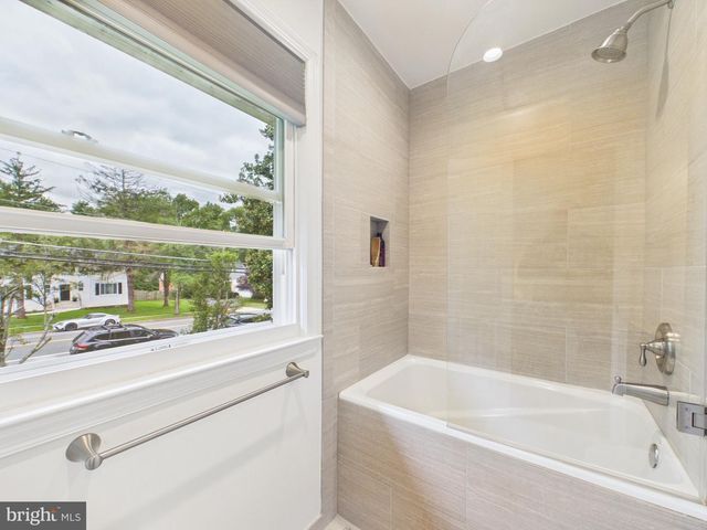 8714 OLD COURTHOUSE RD, Vienna, VA 22182
