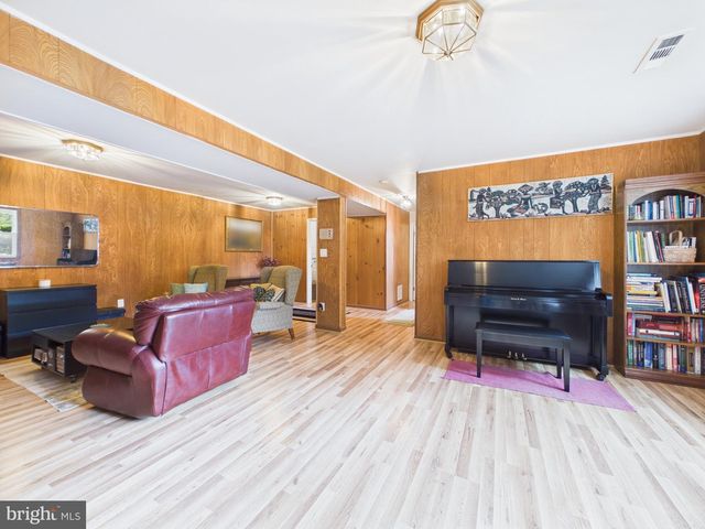 8714 OLD COURTHOUSE RD, Vienna, VA 22182