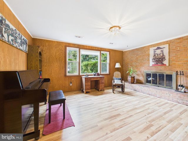 8714 OLD COURTHOUSE RD, Vienna, VA 22182