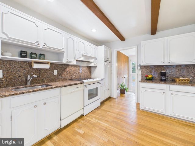8714 OLD COURTHOUSE RD, Vienna, VA 22182