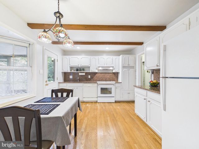 8714 OLD COURTHOUSE RD, Vienna, VA 22182