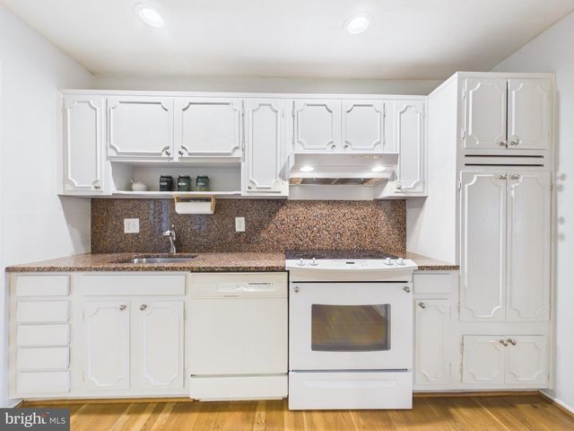 8714 OLD COURTHOUSE RD, Vienna, VA 22182