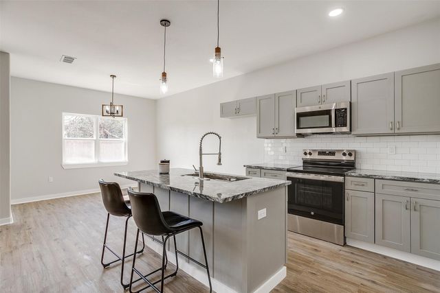 2604 Creekview Drive, Granbury, TX 76048