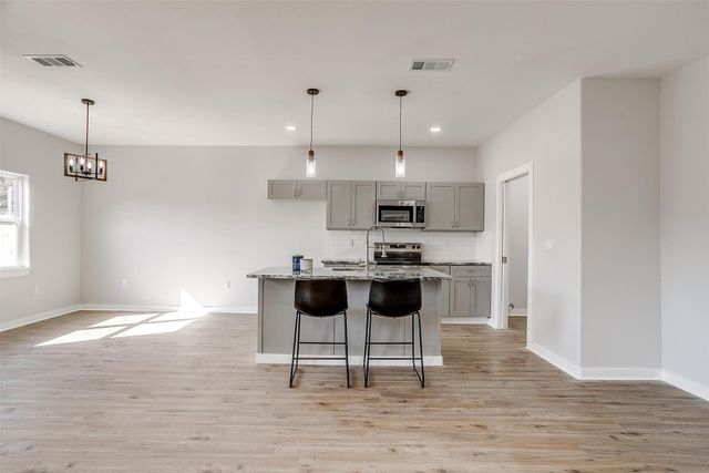 2604 Creekview Drive, Granbury, TX 76048