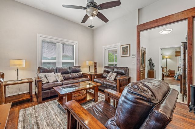 735 N Crockett Street, Granbury, TX 76048