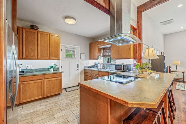 735 N Crockett Street, Granbury, TX 76048