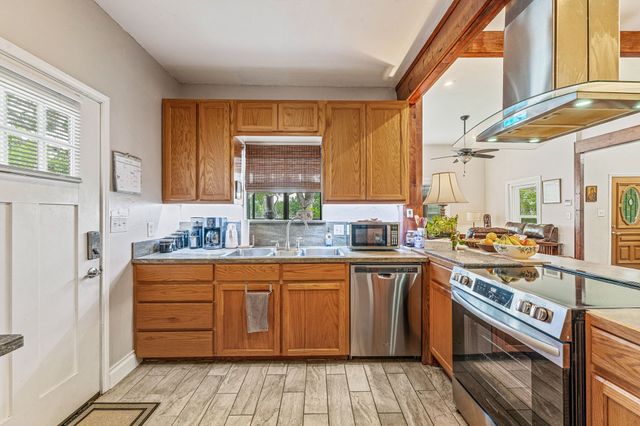 735 N Crockett Street, Granbury, TX 76048