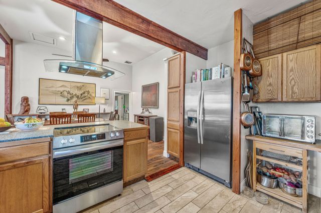 735 N Crockett Street, Granbury, TX 76048