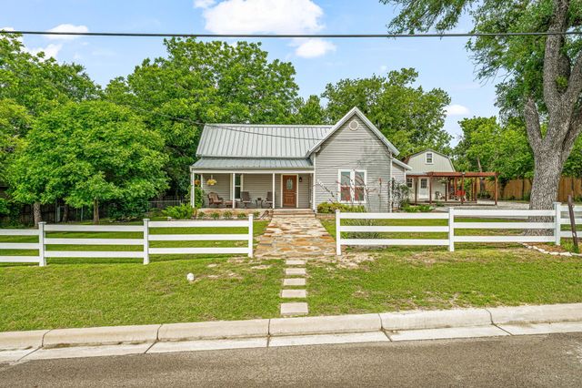 735 N Crockett Street, Granbury, TX 76048