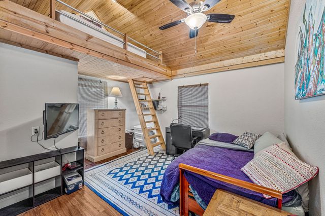 735 N Crockett Street, Granbury, TX 76048