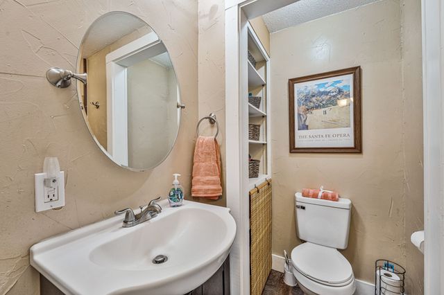735 N Crockett Street, Granbury, TX 76048