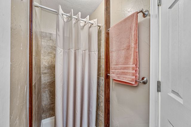 735 N Crockett Street, Granbury, TX 76048