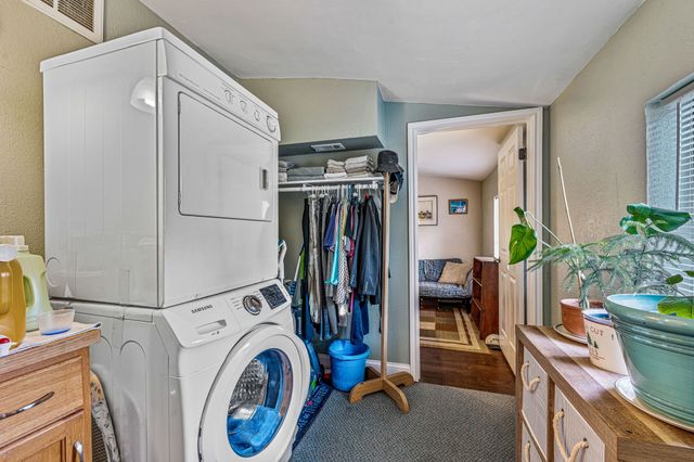 735 N Crockett Street, Granbury, TX 76048