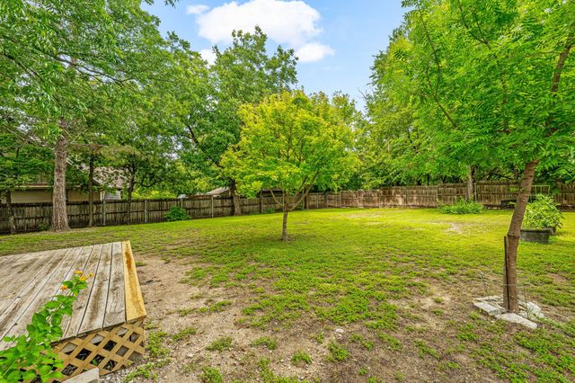 735 N Crockett Street, Granbury, TX 76048