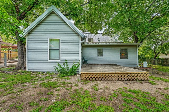 735 N Crockett Street, Granbury, TX 76048