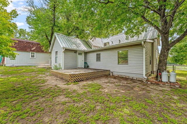 735 N Crockett Street, Granbury, TX 76048