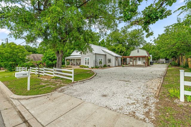 735 N Crockett Street, Granbury, TX 76048