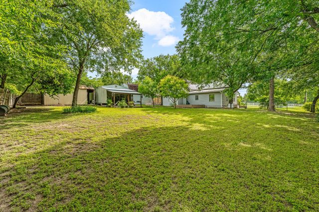 735 N Crockett Street, Granbury, TX 76048
