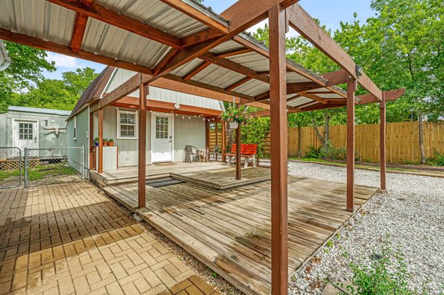 735 N Crockett Street, Granbury, TX 76048