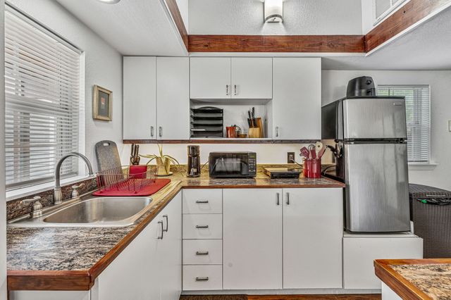 735 N Crockett Street, Granbury, TX 76048