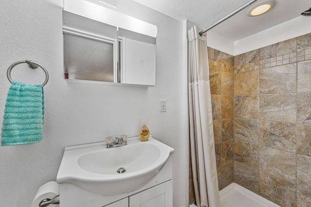 735 N Crockett Street, Granbury, TX 76048