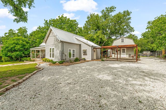 735 N Crockett Street, Granbury, TX 76048