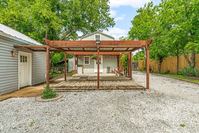 735 N Crockett Street, Granbury, TX 76048