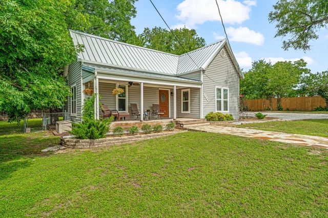 735 N Crockett Street, Granbury, TX 76048