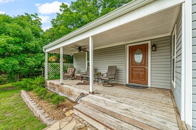 735 N Crockett Street, Granbury, TX 76048