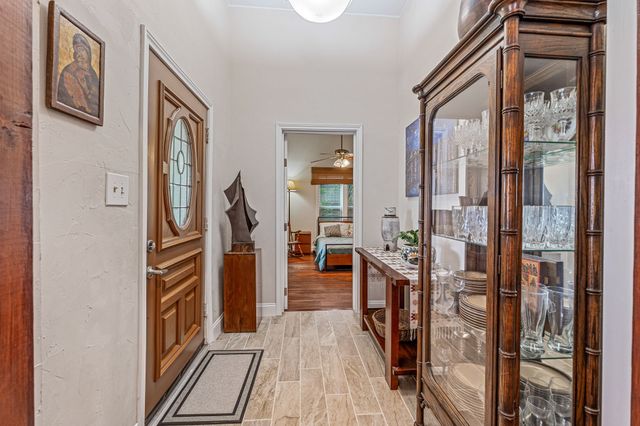 735 N Crockett Street, Granbury, TX 76048