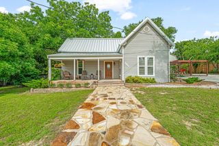 735 N Crockett Street, Granbury, TX 76048