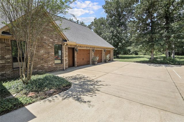 10682 Commonwealth Drive, Iola, TX 77861