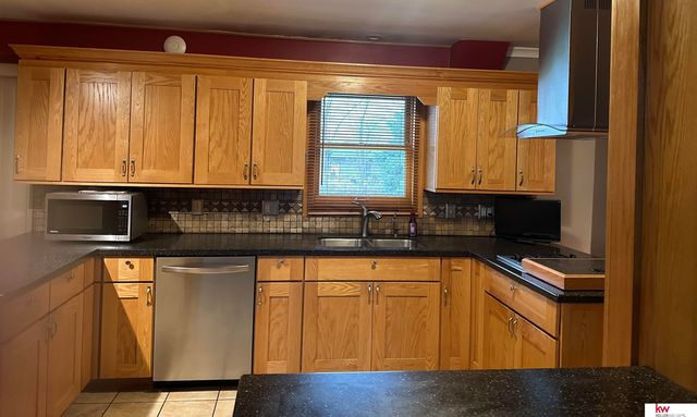 5010 Castelar Street, Omaha, NE 68106