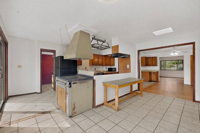 109 Camino De Las Crucitas, Santa Fe, NM 87501