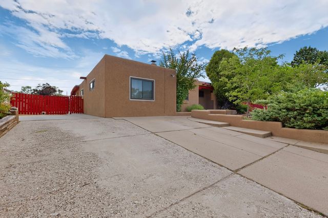 109 Camino De Las Crucitas, Santa Fe, NM 87501
