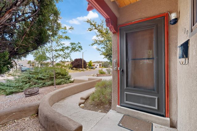109 Camino De Las Crucitas, Santa Fe, NM 87501