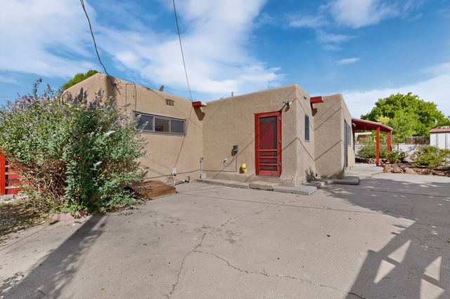 109 Camino De Las Crucitas, Santa Fe, NM 87501