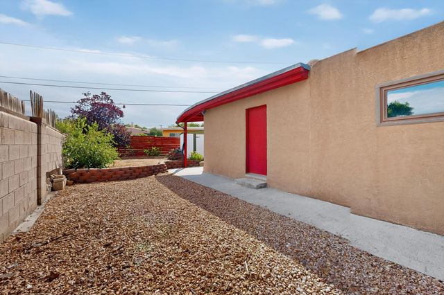 109 Camino De Las Crucitas, Santa Fe, NM 87501