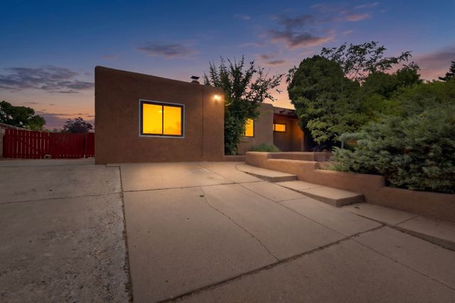 109 Camino De Las Crucitas, Santa Fe, NM 87501