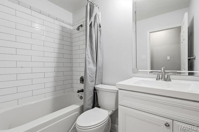 12243 Foxpoint Drive, Maryland Heights, MO 63043