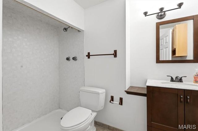 12243 Foxpoint Drive, Maryland Heights, MO 63043
