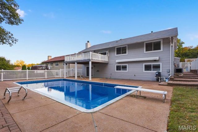 12243 Foxpoint Drive, Maryland Heights, MO 63043