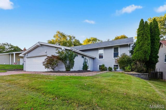 12243 Foxpoint Drive, Maryland Heights, MO 63043
