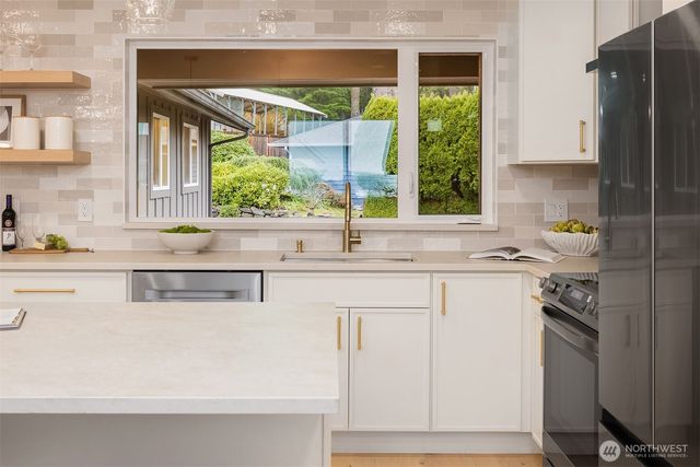 11203 Hallstrom Drive NW, Gig Harbor, WA 98332