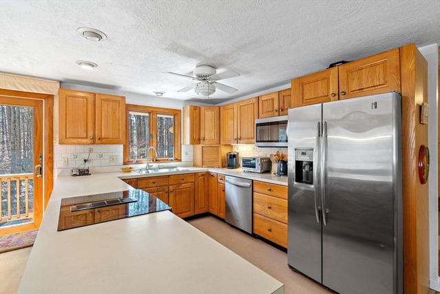 352 Taylor Rd, Stow, MA 01775