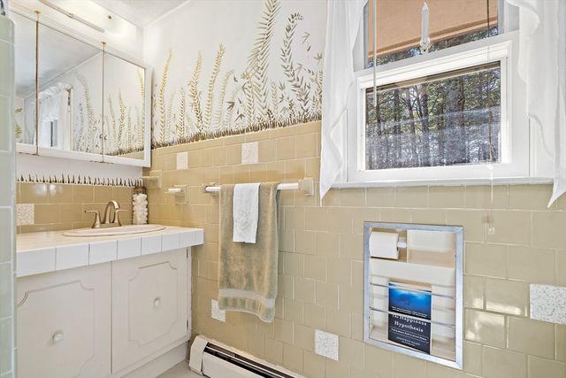 352 Taylor Rd, Stow, MA 01775