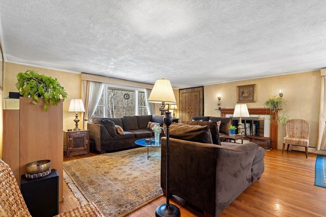 352 Taylor Rd, Stow, MA 01775