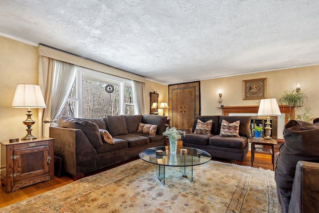 352 Taylor Rd, Stow, MA 01775