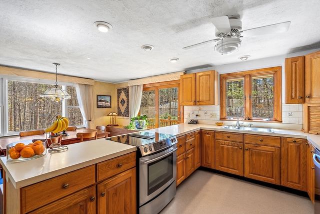 352 Taylor Rd, Stow, MA 01775