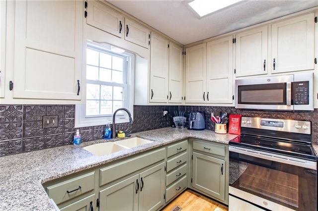 206 S Ridgeview Drive, Warrensburg, MO 64093